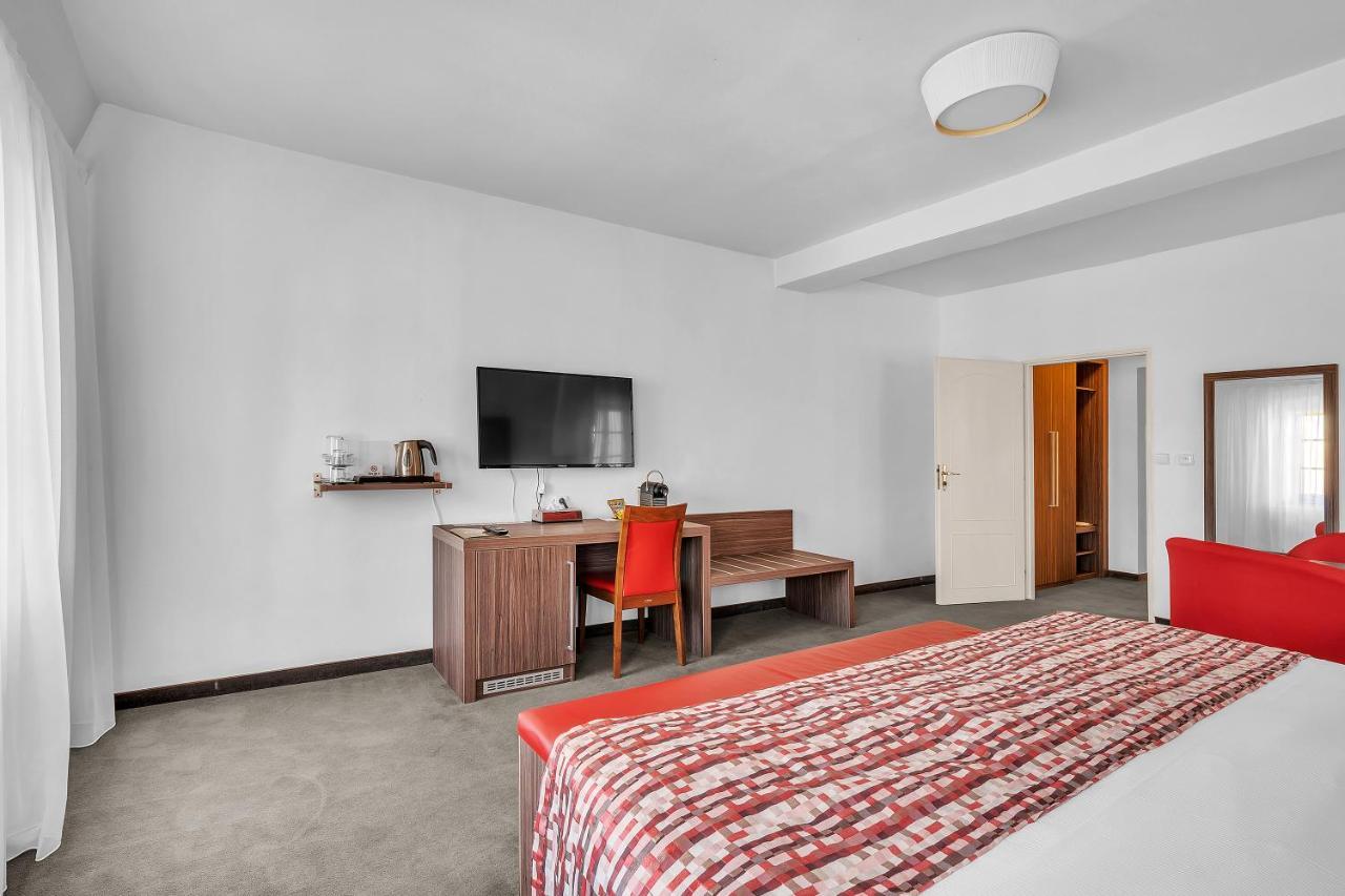 Hotel Nelly Kellys Trutnov Esterno foto