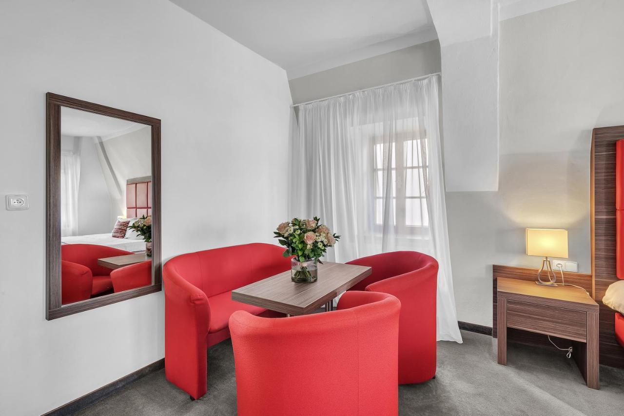 Hotel Nelly Kellys Trutnov Esterno foto